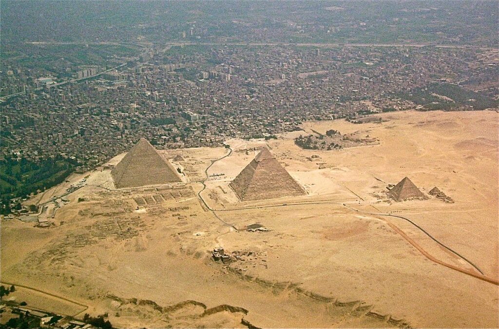 1200px-Giza-pyramids